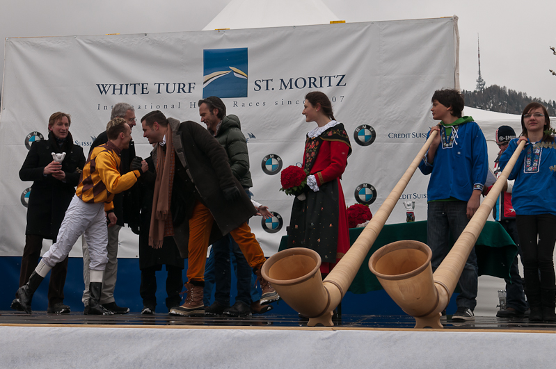 Grand Prix Prestige / Rennbahn Berlin, Hoppegarten, Sieger Ehrung für André Best  mit Pferd Le Big, Besitzer Philipp Schärer. Graubünden, Horse Race, Snow, Sport, St. Moritz, Switzerland, White Turf, Winter