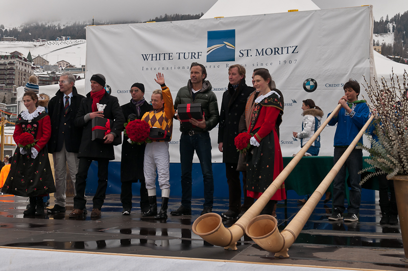 Grand Prix Prestige / Rennbahn Berlin, Hoppegarten, Sieger Ehrung für André Best  mit Pferd Le Big, Besitzer Philipp Schärer. Graubünden, Horse Race, Snow, Sport, St. Moritz, Switzerland, White Turf, Winter