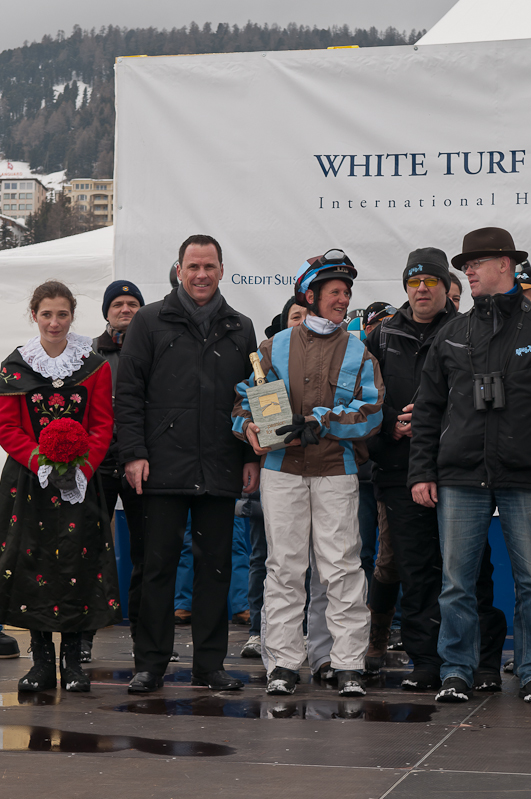 Grand Prix Gaggenau Hausgeräte, Sieger Ehrung für Claudia Koller mit Pferd Palmin de Romagny. Graubünden, Horse Race, Snow, Sport, St. Moritz, Switzerland, White Turf, Winter