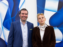 Kristina Piwecki, Kunst im West, Patrick Kaufmann, Künstler Patrick Kaufmann mit Kunsthistorikerin Kristina Piwecki