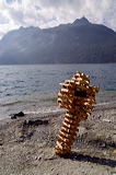 frei schwebende Skulpturen aus Stein und Holz  / Free floating Sculputres of Rocks and Wood, lAKE aRT sILVAPLANA, temporary Art at Lej da Silvaplana, Silvaplana, Grisons, Switzerland