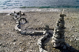 Schwebende Skulpturen aus Holz und Stein / Floating Sculputres of Wood and Rocks, lAKE aRT sILVAPLANA, temporary Art at Lej da Silvaplana, Silvaplana, Grisons, Switzerland