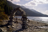 frei schwebende Skulpturen aus Stein und Holz  / Free floating Sculputres of Rocks and Wood, lAKE aRT sILVAPLANA, temporary Art at Lej da Silvaplana, Silvaplana, Grisons, Switzerland