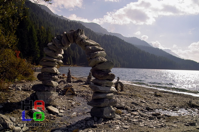 frei schwebende Skulpturen aus Stein und Holz  / Free floating Sculputres of Rocks and Wood, lAKE aRT sILVAPLANA, Seeufer, Silvaplana, Grisons, Switzerland, img14393.jpg