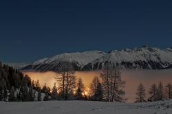 Chalanda Glüna plaina, Chalanda Glüna - die erste Vollmondnacht im Monat März 2010 bescheerte phantstische Szenierien mit punktuell Blut-Orange glühendem Nebel über dem ganzen Tal., environment, scenery, sky, moon, full moon, ecology, ecosystem, environmentalism, nature, skies, Alpina, St. Moritz, Switzerland