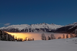 Chalanda Glüna plaina, Chalanda Glüna - die erste Vollmondnacht im Monat März 2010 bescheerte phantstische Szenierien mit punktuell Blut-Orange glühendem Nebel über dem ganzen Tal., environment, scenery, sky, moon, full moon, ecology, ecosystem, environmentalism, nature, skies, Grisons, Switzerland, Alpina, St. Moritz, Switzerland