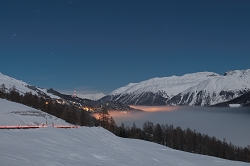 Chalanda Glüna plaina, Chalanda Glüna - die erste Vollmondnacht im Monat März 2010 bescheerte phantstische Szenierien mit punktuell Blut-Orange glühendem Nebel über dem ganzen Tal., environment, scenery, sky, moon, full moon, ecology, ecosystem, environmentalism, nature, skies, Julier Pass, Silvaplana, Switzerland